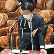 「介護職の慰労金、積極的な申請を」　加藤厚労相が呼びかけ