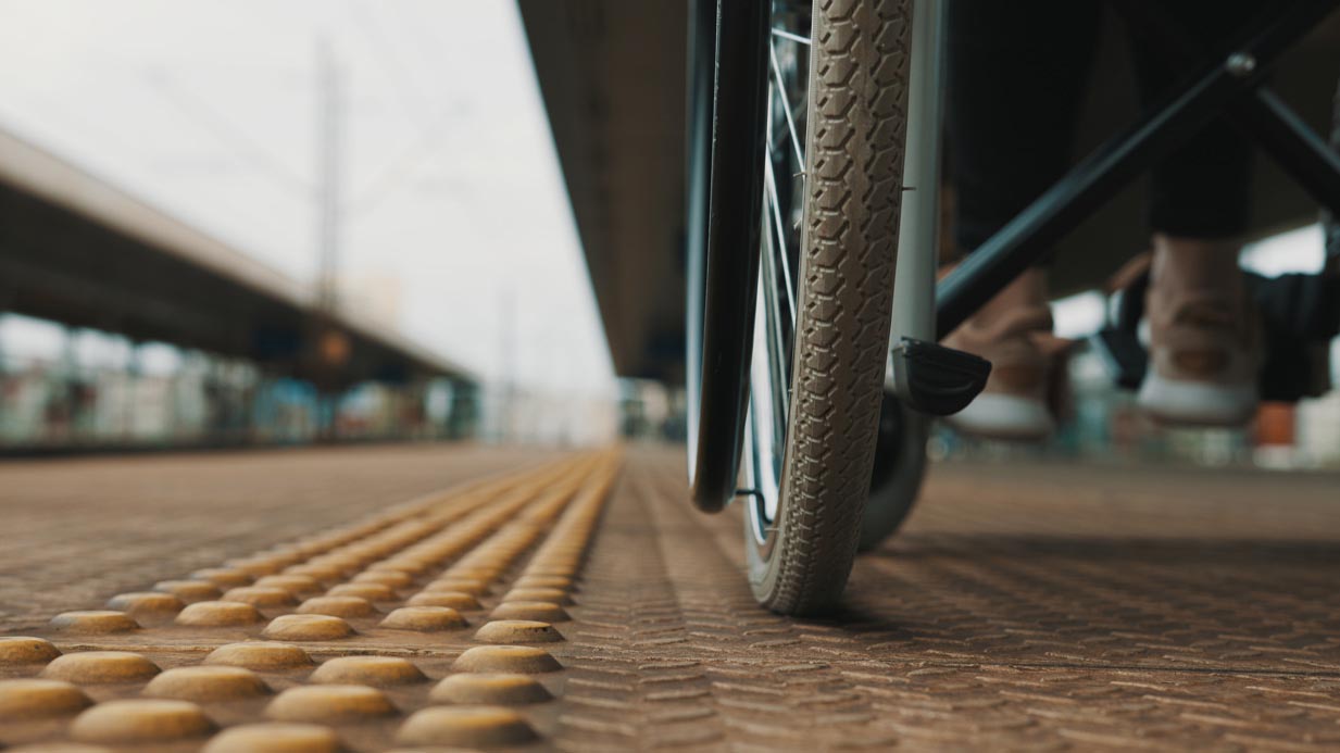 「車椅子は乗車拒否」の時代から現在へ、肌で感じる交通機関のバリアフリー