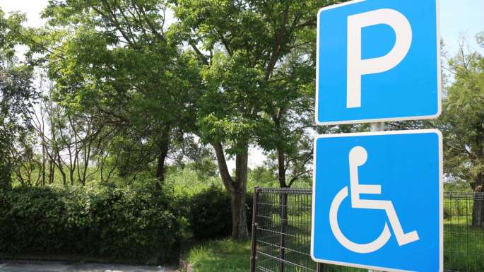 車椅子マークの正しい意味を知っていますか 駐車場でのルールや課題とは ハートページナビ