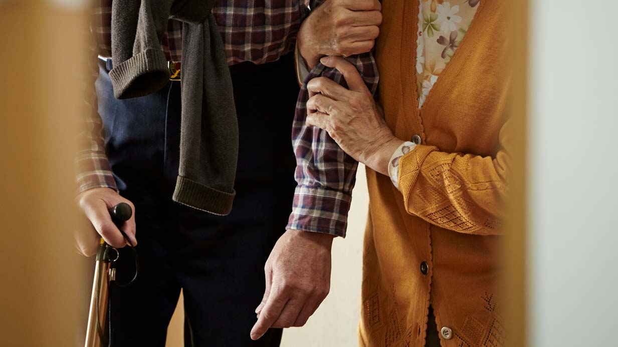 老老介護・認認介護はなぜ問題？日本の現状や解決策を詳しく解説