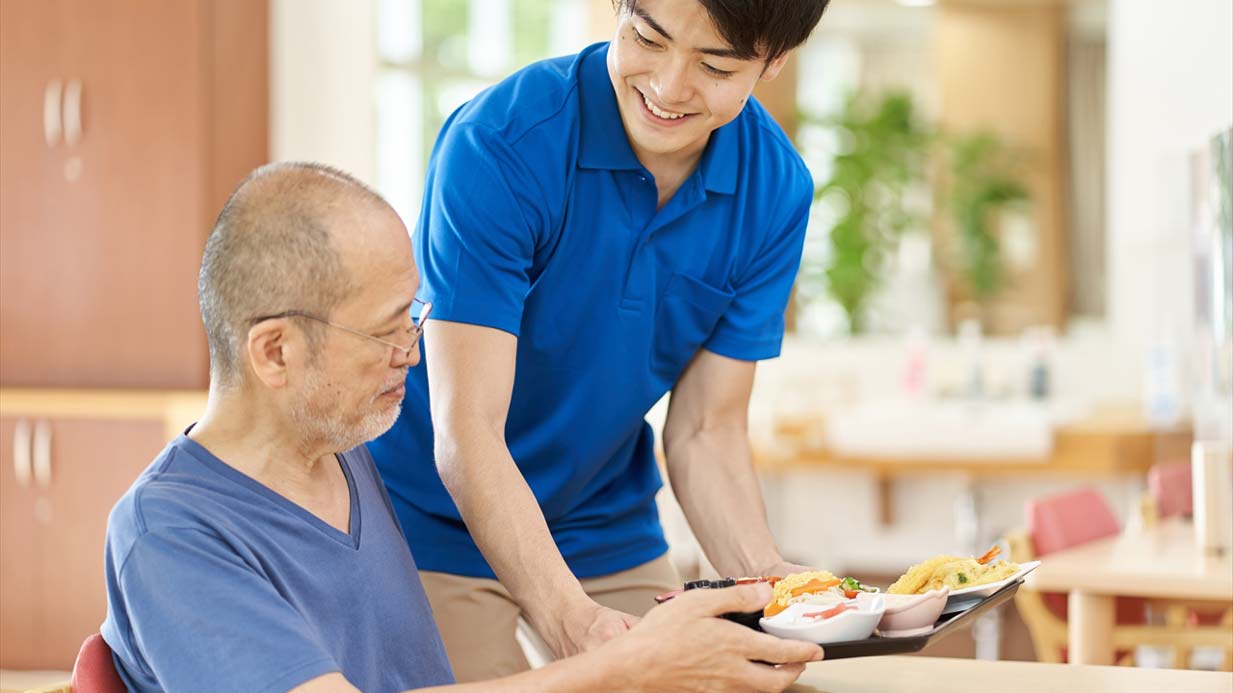 介護助手の配置で業務を効率化　厚労省が実証開始　施設内の役割分担の効果を調査