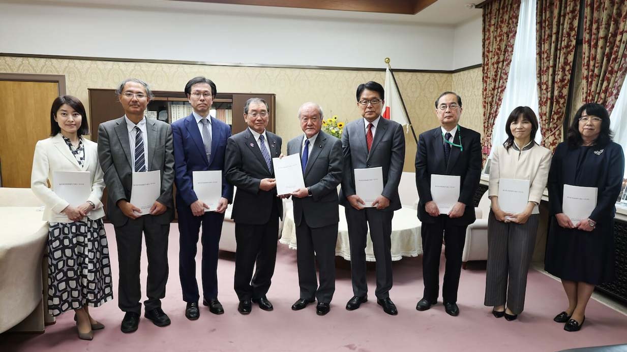 現役世代の社会保険料の負担減を　財政審が建議　介護費抑制策の実現も強く求める