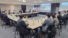 厚労省、介護事業所に50億円の新たなDX補助金　マイナカードリーダーなど対象　今夏支給