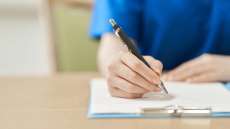 ケアマネ資格の更新制を廃止　厚労省　更新研修の義務付け終了を審議会に提案へ