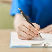 ケアマネ資格の更新制を廃止　厚労省　更新研修の義務付け終了を審議会に提案へ