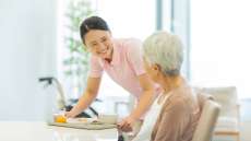 ケアマネの資格取得要件、実務経験を5年→3年に　厚労省　対象資格の拡大も提案へ