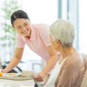 ケアマネの資格取得要件、実務経験を5年→3年に　厚労省　対象資格の拡大も提案へ