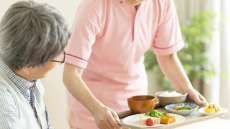 介護施設の食費、基準額の引き上げを検討　厚労省　物価高騰に伴うコスト増を考慮