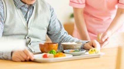 介護施設の食費、基準額を1日100円引き上げ　来年8月から　政府　物価高対策で方針