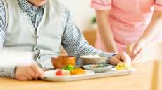 介護施設の食費、基準額を1日100円引き上げ　来年8月から　政府　物価高対策で方針