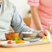 介護施設の食費、基準額を1日100円引き上げ　来年8月から　政府　物価高対策で方針