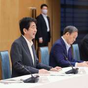 【新型コロナ】首相、介護施設での検査充実を表明　「出張方式も検討」