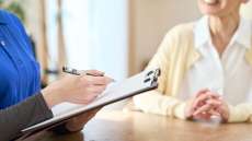 ケアマネ資格の更新制廃止　研修受講は法令上の義務に　政府が閣議決定