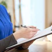 ケアマネ資格の更新制廃止　研修受講は法令上の義務に　政府が閣議決定