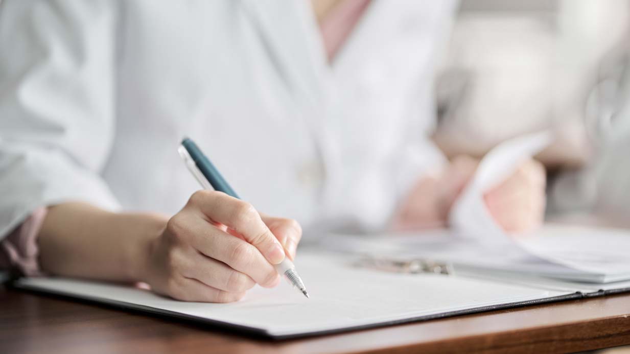 ケアマネ、研修未受講なら業務禁止も　資格の更新制廃止で法案にペナルティ　政府決定