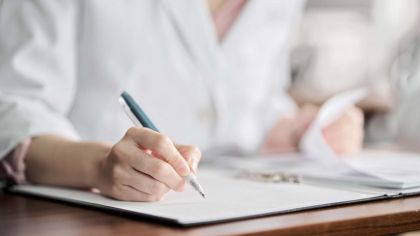 ケアマネ、研修未受講なら業務禁止も　資格の更新制廃止で法案にペナルティ　政府決定