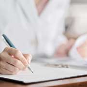 ケアマネ、研修未受講なら業務禁止も　資格の更新制廃止で法案にペナルティ　政府決定