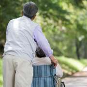 進む要介護者の単身化、3割超が1人暮らし　75歳以上の「老老介護」も増加　厚労省調査