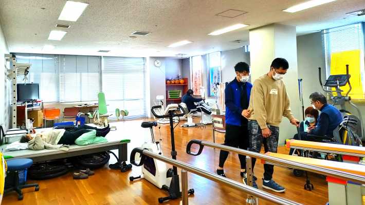 開放的な空間で個別性のある運動ができる！｜川越市社会福祉協議会　デイリハおあしす