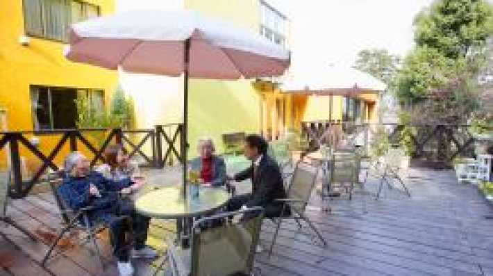 緑に囲まれたウッドデッキ広場｜サニーステージ中山