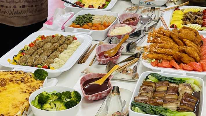 バイキングで彩りある食卓と食べる楽しみを|介護老人福祉施設 若竹苑