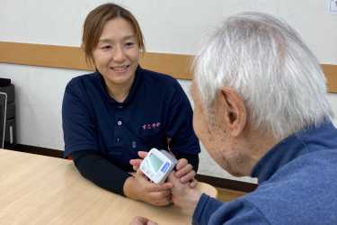 看護師が健康管理をアドバイス｜すこやかホーム大島