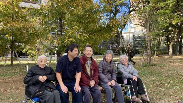 多彩な機能訓練で活き活きと！ 個々のニーズに合わせ小グループ分かれての趣味活動！｜すこやかホーム 北砂