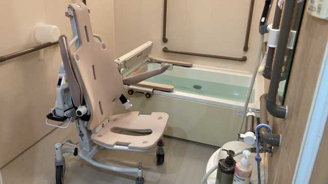 多彩な機能訓練で活き活きと！ 個々のニーズに合わせ小グループ分かれての趣味活動！｜すこやかホーム 北砂