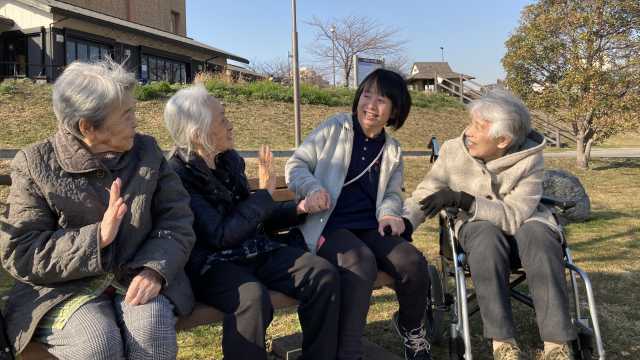 多彩な機能訓練で活き活きと！ 個々のニーズに合わせ小グループ分かれての趣味活動！｜すこやかホーム 北砂
