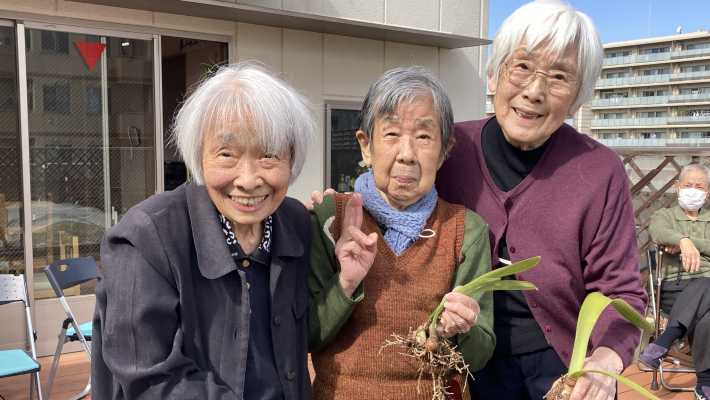 利用者様もご家族も安心できるデイサービス｜すこやか家族 えんむすび