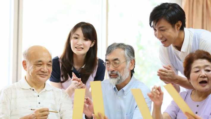 とにかく楽しいデイサービス|すこやか家族 えんむすび