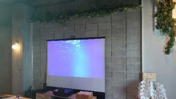 映画やカラオケも楽しめる大スクリーン|コモンカフェ