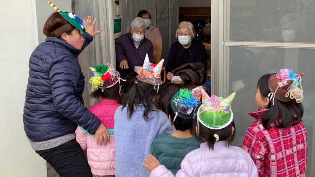 隣接保育園の園児たちとの交流の機会を大切にしています。いつにも増して笑顔があふれるひと時です。