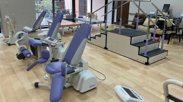 転倒不安を安心に変える。 パーキンソン病専門医のいるデイケア。｜機能回復デイケア　さきがけ