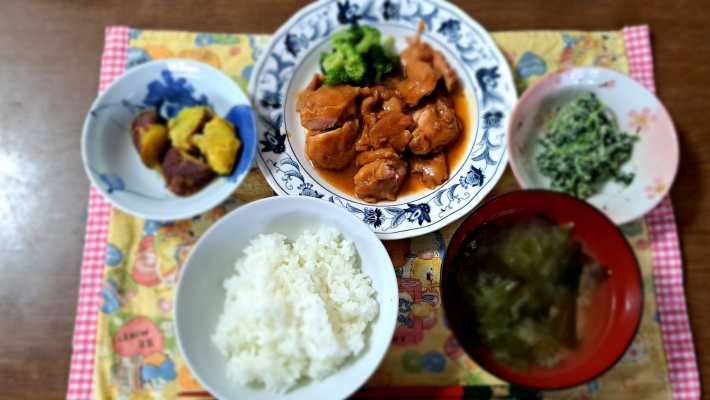 施設内の厨房で調理している昼食|デイサービス寿