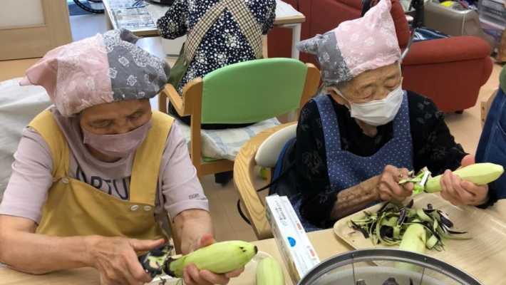 【料理】食材に触れる｜デイサロンふくふく　はなれ