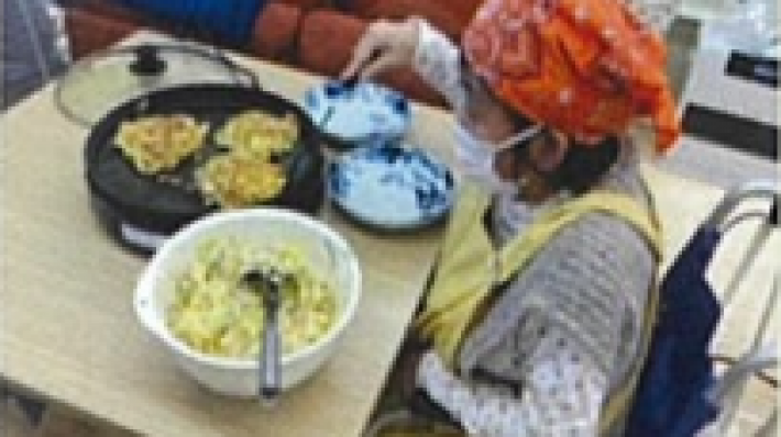 【料理】食材に触れる|デイサロンふくふく はなれ