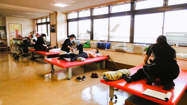 明るく清潔な環境でリハビリとご利用者様に寄り添ったケアをご提供いたします。|介護老人保健施設 サンシルバー市川