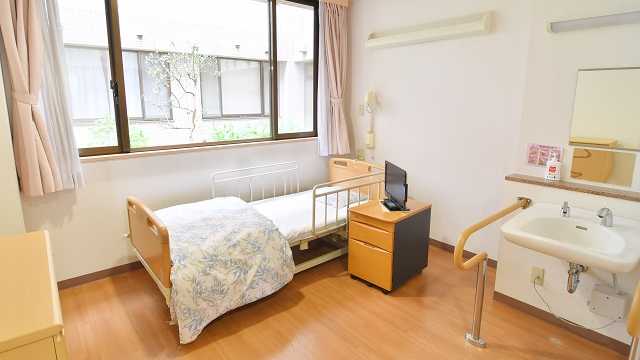 明るく清潔な環境でリハビリとご利用者様に寄り添ったケアをご提供いたします。|介護老人保健施設 サンシルバー市川