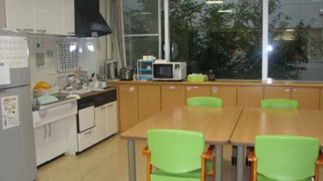 自然光をふんだんに取り入れられる建築設計になっており、明るく家庭的な雰囲気の施設です。|介護老人保健施設 かなこぎ苑