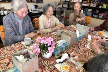 おやつの時間は楽しくおしゃべり、いろいろな話題が飛ぎ交います。｜デイホーム 月のうさぎ