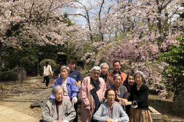 お天気の日は近所を散歩しましょう。ときどきは甘未処に寄り道して。｜デイホーム 月のうさぎ