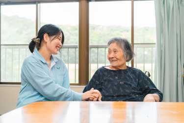 笑顔あふれる憩いの場所｜特別養護老人ホーム　透鹿園