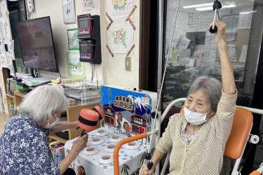 多彩なアクティビティで体操や機能訓練【マルチホームトレーナー】｜マイ・ハート　リハ倶楽部　石神井公園