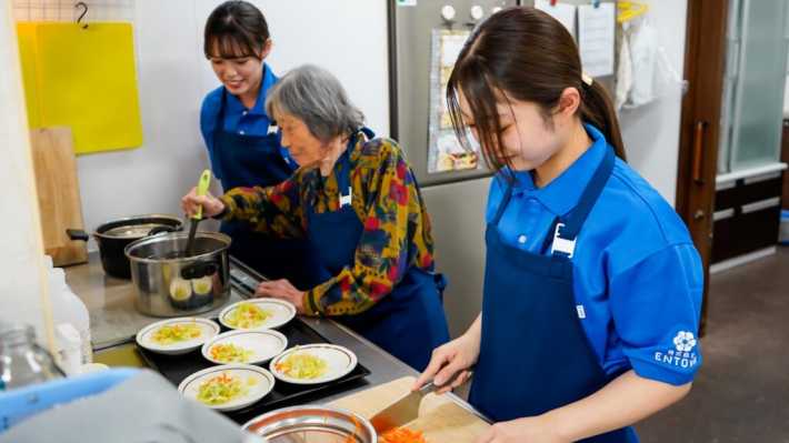 本格的な厨房で料理やおやつを作る|エフ・ステージ白木 せいかつのデイ