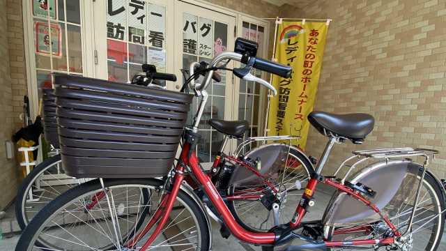 赤い電動自転車で皆様のお宅へ訪問しています