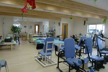 《きれいで明るい機能訓練室内です。》｜デイサービスはやて