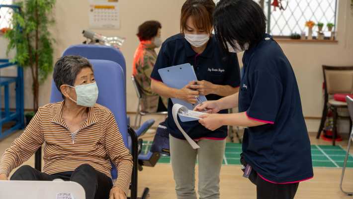 ご利用者様との会話や交流も目的のひとつ|デイサービスはやて