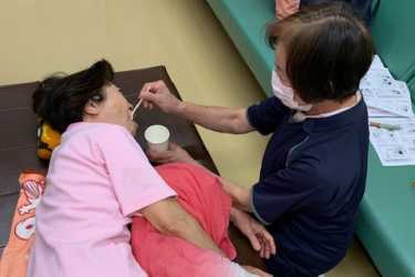 《疾患や年齢を問わず、終末期・小児・難病・精神疾患・難病に対応しています》|訪問看護ステーションけやき 「やさしさと 確かな技と かしこさで 生きかた尊ぶ訪問看護」をモットーにご本人やご家族の意向を大切にした、丁寧な看護を行っています。
