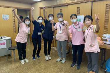《医師・ケアマネジャーとのタイムリーで細やかな連携を心がけています》|訪問看護ステーションけやき 「やさしさと 確かな技と かしこさで 生きかた尊ぶ訪問看護」をモットーにご本人やご家族の意向を大切にした、丁寧な看護を行っています。